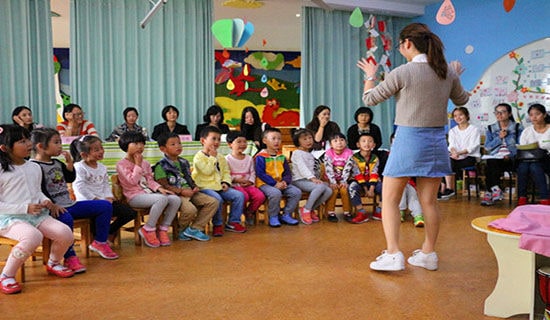 幼兒園中班優(yōu)秀體育游戲教案《蜻蜓小飛機(jī)》
